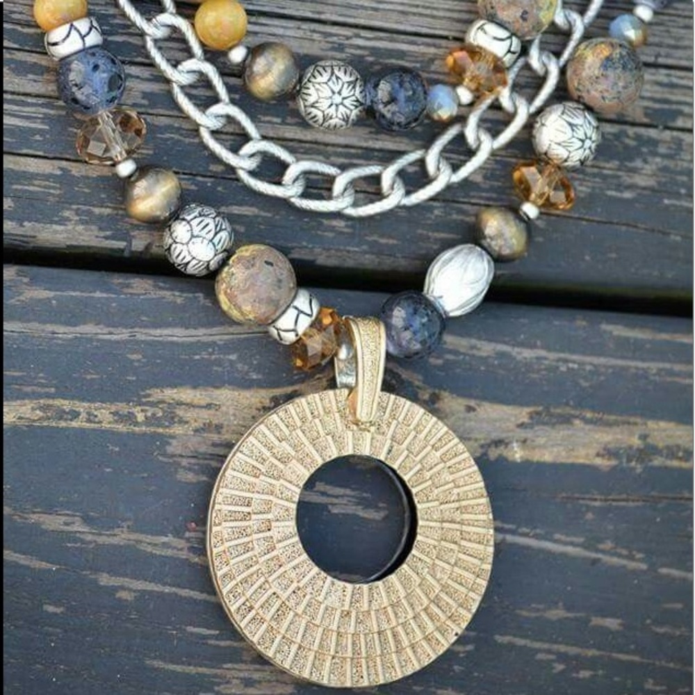 Retired NWOT Premier Designs Top Notch Necklace
